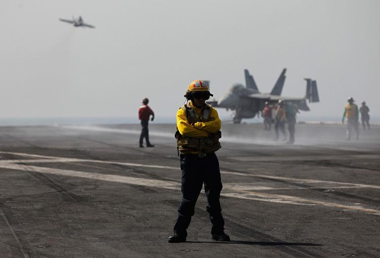 เครื่องรบ เอฟ/เอ 18 ออกปฏิบัติการจากเรือบรรทุกเครื่องบินสหรัฐฯในอ่าวเปอร์เซีย