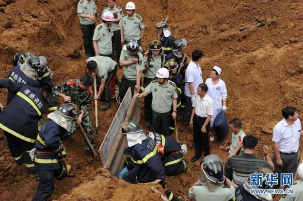 ดินถล่มฝังทั้งเป็น