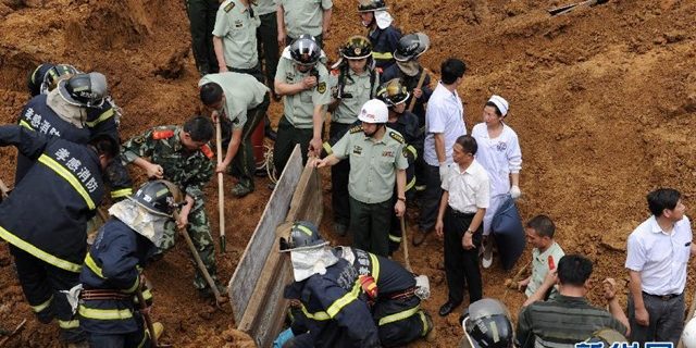 ดินถล่มฝังทั้งเป็น