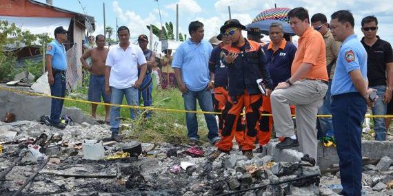 เจ้าหน้าที่ตรวจสอบบริเวณเกิดเพลิงไหม้