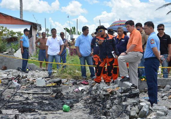 เจ้าหน้าที่ตรวจสอบบริเวณเกิดเพลิงไหม้