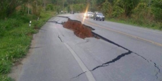 ถนนแยกเป็น 2 ฝั่ง