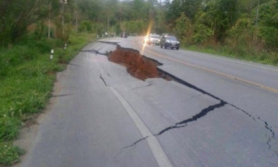 ถนนแยกเป็น 2 ฝั่ง