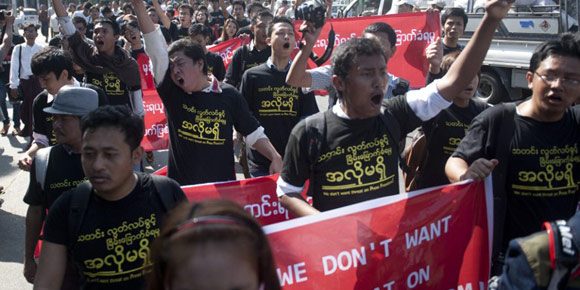 พม่าแก้กฎหมาย ให้ประชาชนต้องขออนุญาตก่อนประท้วงพม่าแก้กฎหมาย ให้ประชาชนต้องขออนุญาตก่อนประท้วง