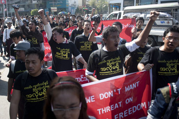พม่าแก้กฎหมาย ให้ประชาชนต้องขออนุญาตก่อนประท้วงพม่าแก้กฎหมาย ให้ประชาชนต้องขออนุญาตก่อนประท้วง