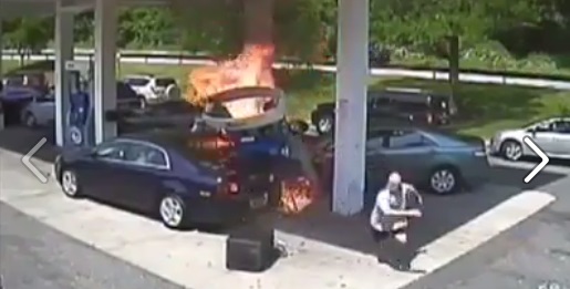 อุบัติเหตุรถพุ่งเข้าชนปั้มน้ำมัน