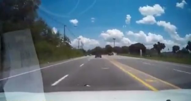 นาทีชีวิต! กระบะแหกโค้งที่ชลบุรี