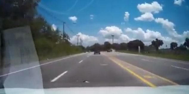 นาทีชีวิต! กระบะแหกโค้งที่ชลบุรี