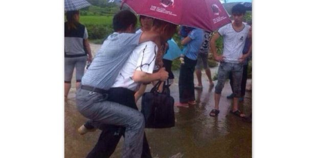 จีนปลดเจ้าหน้าที่รัฐขี่หลังลูกน้องลุยน้ำท่วม