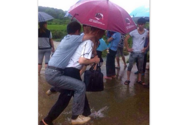 จีนปลดเจ้าหน้าที่รัฐขี่หลังลูกน้องลุยน้ำท่วม