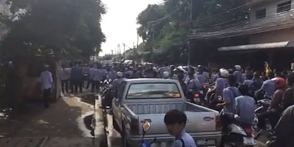 ช่างกลยกพวกนับร้อยปิดล้อมเทคนิคอุดรฯ