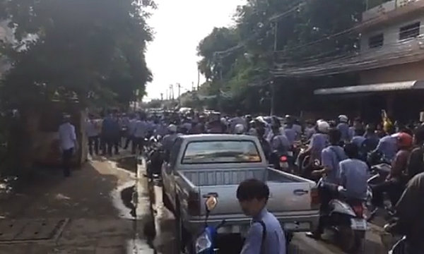 ช่างกลยกพวกนับร้อยปิดล้อมเทคนิคอุดรฯ