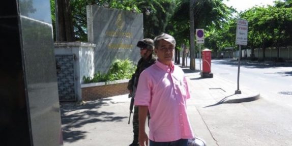 ลุงยิ้ม ตาสว่าง