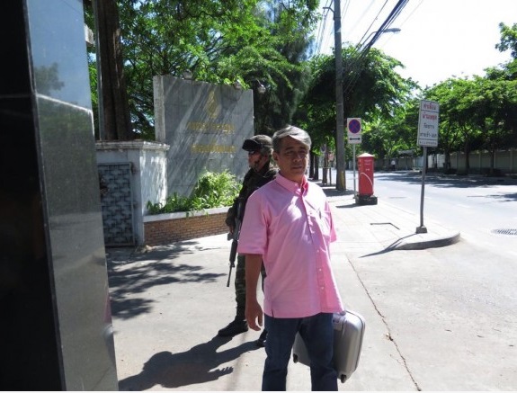 ลุงยิ้ม ตาสว่าง