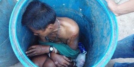 กลุ่มวัยรุ่นระยองใจร้าย จับหนุ่มสติเพี้ยนยัดใส่ถัง