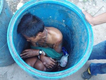 กลุ่มวัยรุ่นระยองใจร้าย จับหนุ่มสติเพี้ยนยัดใส่ถัง