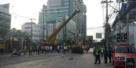 10 ล้อ ยกตัวเกี่ยวสะพานลอย ถ.เพชรบุรี พัง ประเมินเสียหาย 3 ล้าน