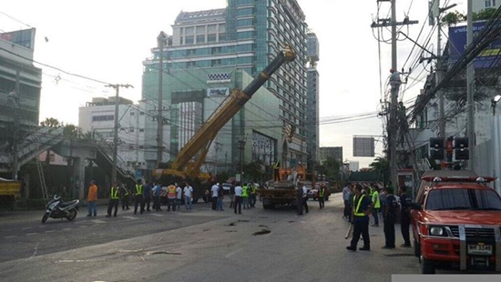 10 ล้อ ยกตัวเกี่ยวสะพานลอย ถ.เพชรบุรี พัง ประเมินเสียหาย 3 ล้าน