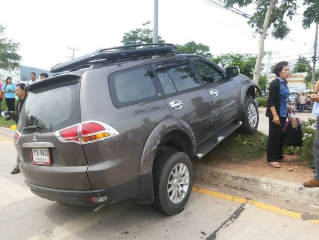 ด่วน! ผอ.โรงเรียน ลมชักกำเริบ ควบคุมรถไม่ได้พุ่งชน นร.เจ็บ 13 ตาย 4