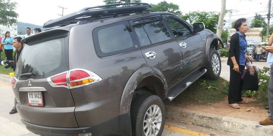 ด่วน! ผอ.โรงเรียน ลมชักกำเริบ ควบคุมรถไม่ได้พุ่งชน นร.เจ็บ 13 ตาย 4