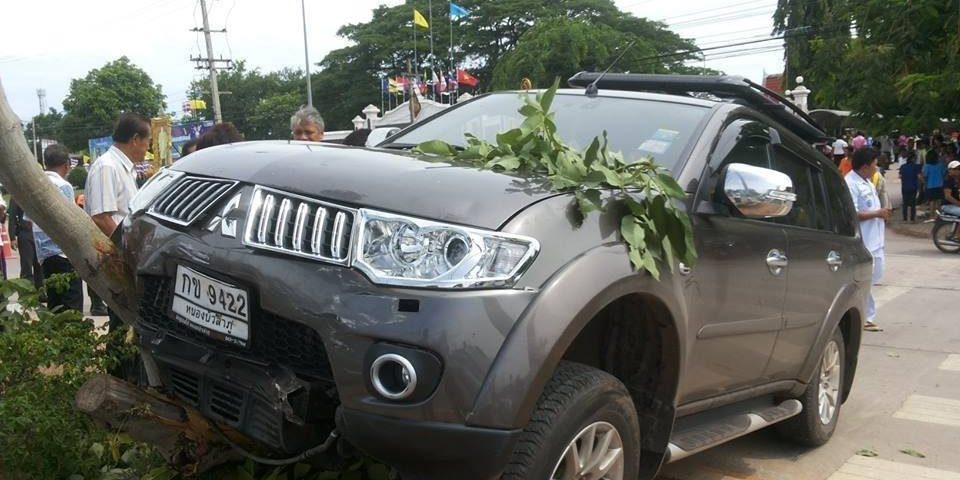 ผอ. ลมชักกำเริบ ขับรถชนนักเรียนดับ ยอมรับประมาท