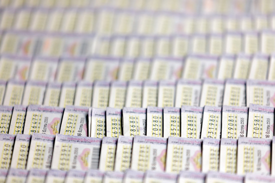 ยังไม่เจอ ! ตร. ตรวจวงจรปิดหาลอตเตอรี่ที่หล่น-วอนนำมาคืน