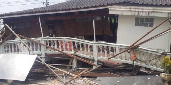 ระทึก ดีดบ้านพลาด ทรุดทับคนงานดับ 1 เจ็บ 3