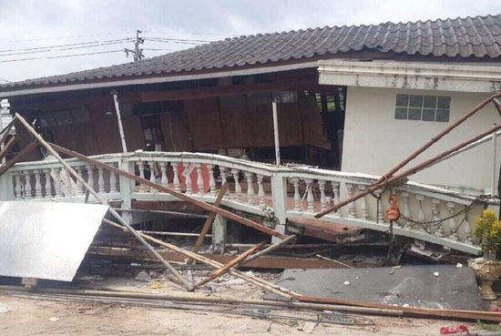 ระทึก ดีดบ้านพลาด ทรุดทับคนงานดับ 1 เจ็บ 3