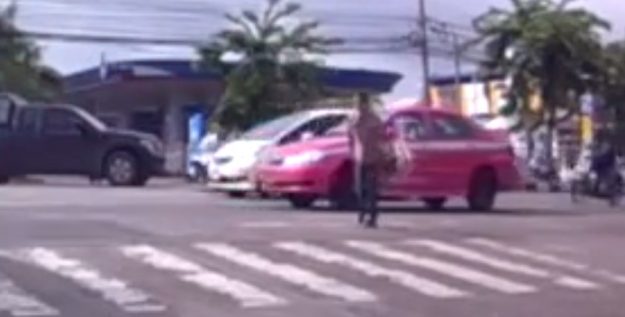 อุทาหรณ์ อย่าโชว์เท่ ลงรถเมล์ก่อนจอดป้าย