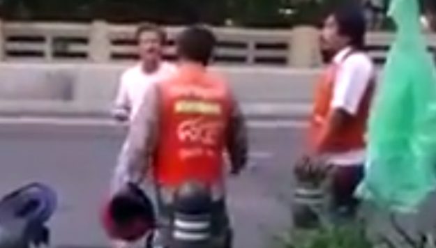 ชาวเน็ตวิจารณ์ขรม คลิปฝรั่งต่อยกับวินมอเตอร์ไซค์