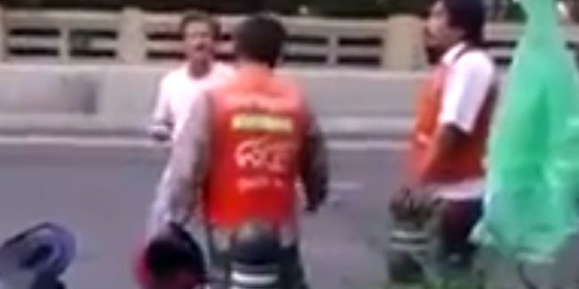 ชาวเน็ตวิจารณ์ขรม คลิปฝรั่งต่อยกับวินมอเตอร์ไซค์