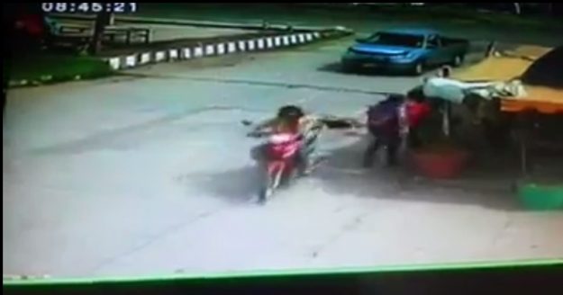 เหตุมีคนร้ายกระชากกระเป๋าลูกค้าที่กำลังยืนเลือกซื้อผลไม้ที่ตลาดผลไม้ ต.ตะพง จ.ระยอง