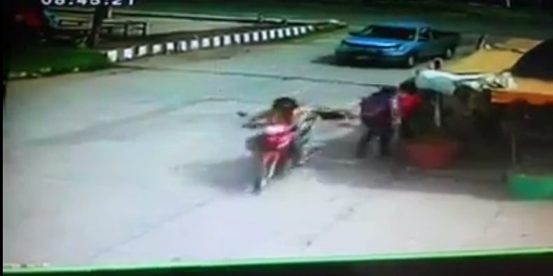 เหตุมีคนร้ายกระชากกระเป๋าลูกค้าที่กำลังยืนเลือกซื้อผลไม้ที่ตลาดผลไม้ ต.ตะพง จ.ระยอง