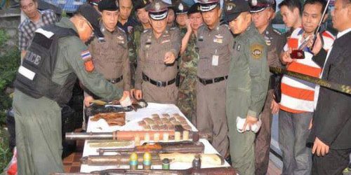 พบอาวุธสงครามเพียบ ทิ้งพงหญ้าริม ถ.กิ่งแก้ว