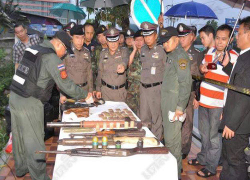 พบอาวุธสงครามเพียบ ทิ้งพงหญ้าริม ถ.กิ่งแก้ว