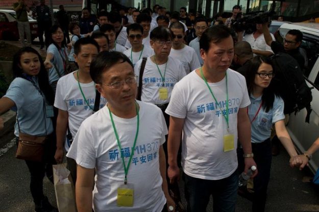 ญาติผู้โดยสารชาวจีนที่สูญหายไปกับเที่ยวบิน MH370 มุ่งหน้าไปสวดมนต์ขอพรที่วัดเปตาลิง จายา ของมาเลเซีย เมื่อวันที่ 31 มีนาคม