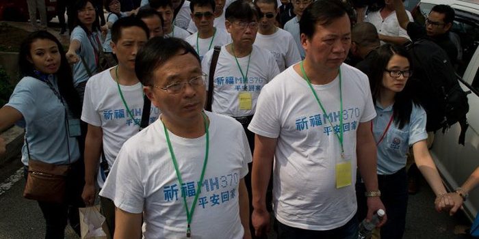 ญาติผู้โดยสารชาวจีนที่สูญหายไปกับเที่ยวบิน MH370 มุ่งหน้าไปสวดมนต์ขอพรที่วัดเปตาลิง จายา ของมาเลเซีย เมื่อวันที่ 31 มีนาคม