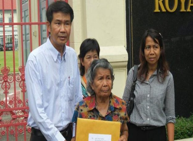 ยื่นร้องคสช.ตรวจสอบ+ตร.ทำคดียิง_สุทิน_ตายหน้าวัดศรีเอี่ยม