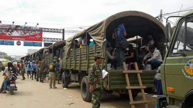 บีบีซี เผย แรงงานเขมรในไทยแห่กลับบ้านเกิดแล้ว 7 หมื่นคน