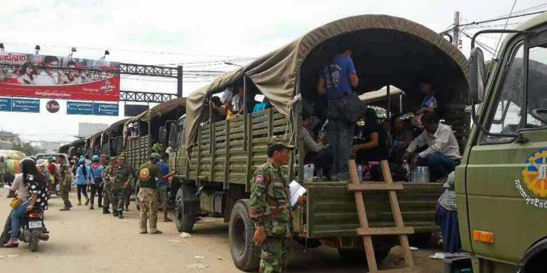 บีบีซี เผย แรงงานเขมรในไทยแห่กลับบ้านเกิดแล้ว 7 หมื่นคน