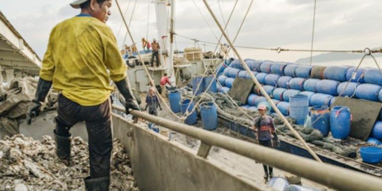 สื่ออังกฤษเปิดโปง! ชะตากรรมแรงงานทาสต่างด้าวบนเรือประมงไทย