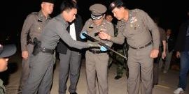 ขนอาวุธสงครามเอ็ม 16-อาก้า ทิ้งข้างถนนย่านบางกรวย