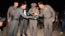 ขนอาวุธสงครามเอ็ม 16-อาก้า ทิ้งข้างถนนย่านบางกรวย