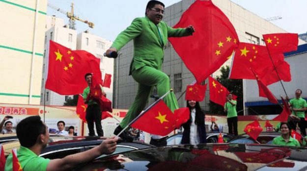 เศรษฐีจีน‘ ใจป้ำ’ !! เลี้ยงอาหารกลางวัน แถมแจกเงิน คนจนอเมริกัน