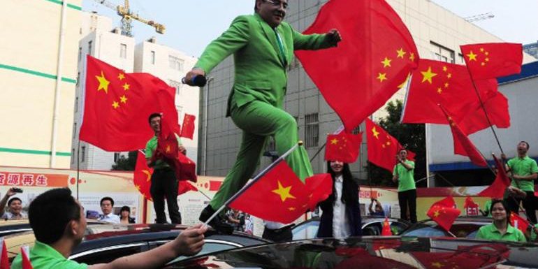 เศรษฐีจีน‘ ใจป้ำ’ !! เลี้ยงอาหารกลางวัน แถมแจกเงิน คนจนอเมริกัน