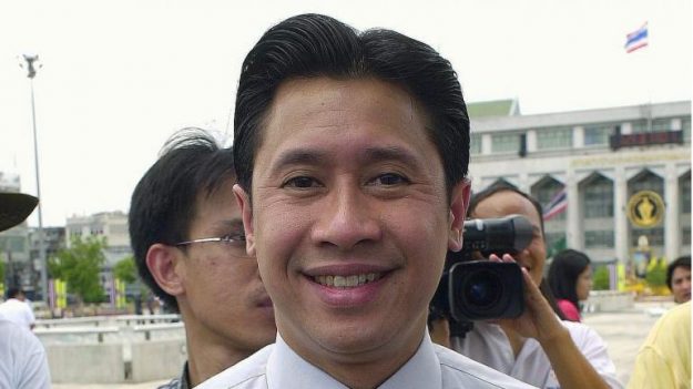 ตร.พร้อมติดตามตัว ‘จักรภพ’ หลังมีหมายจับ คดีพัวพันอาวุธสงคราม ตร.พร้อมติดตามตัว 'จักรภพ' หลังมีหมายจับ คดีพัวพันอาวุธสงคราม