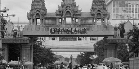 'ฮุน เซน'ช่วยแรงงานเขมร ทำพาสปอร์ตร้อยกว่าบาท