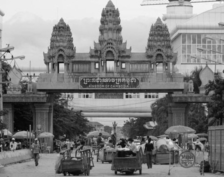 'ฮุน เซน'ช่วยแรงงานเขมร ทำพาสปอร์ตร้อยกว่าบาท