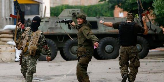 รบ.ยูเครนยืดเวลาหยุดยิงกลุ่มกบฏ -‘จับมือ’ลงนามอียู