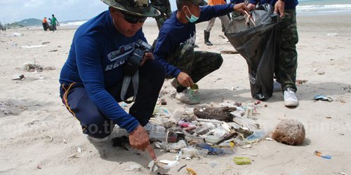 ทหารเรือเข้าเก็บคราบน้ำมัน หาดแม่รำพึง